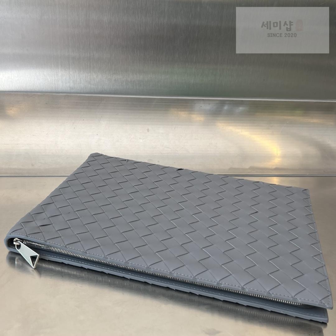 Bottega Veneta Bottega Veneta Intrecciato Half Zip Pouch Bag 25번 이미지