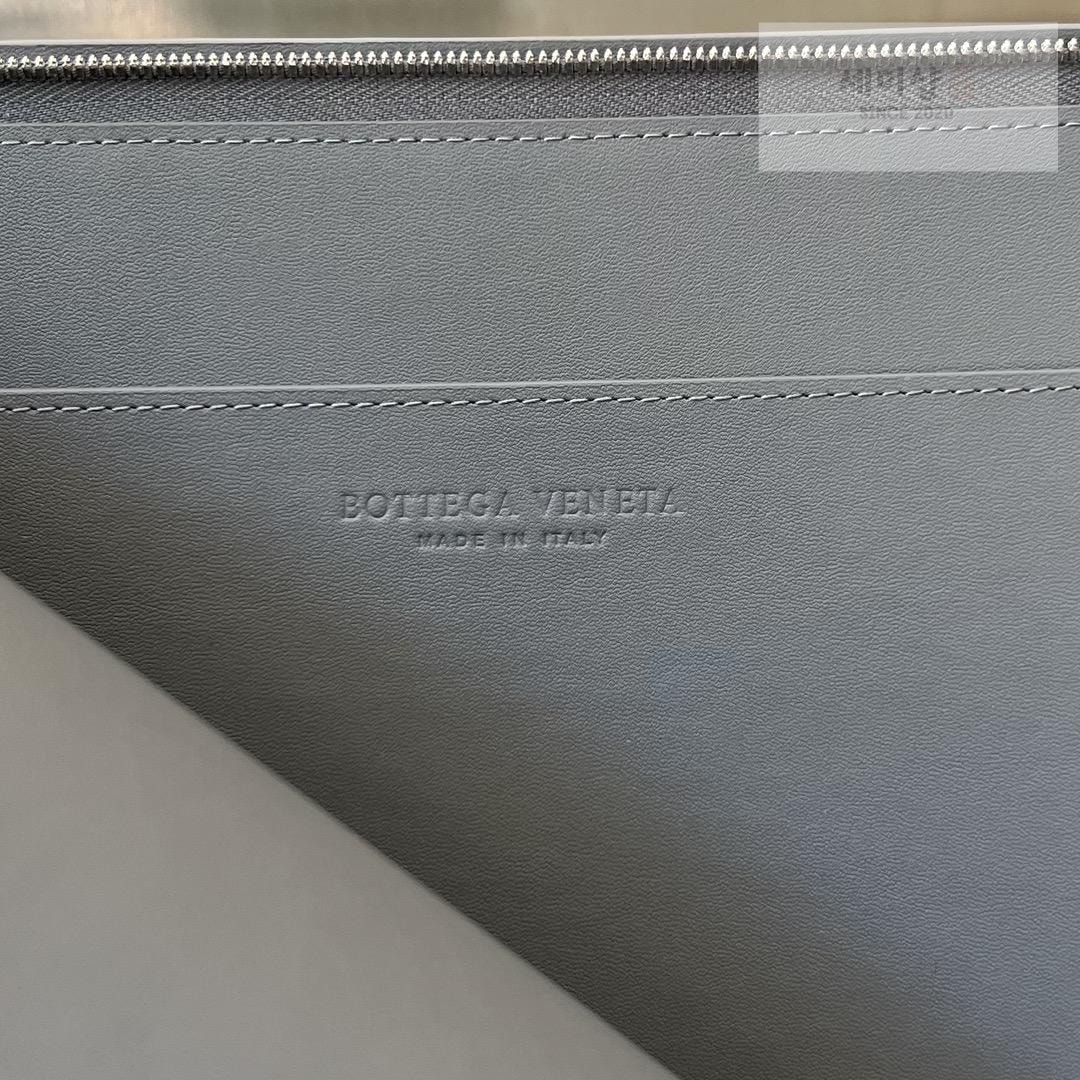 Bottega Veneta Bottega Veneta Intrecciato Half Zip Pouch Bag 26번 이미지