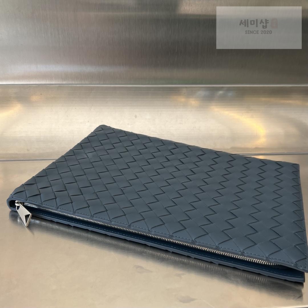 Bottega Veneta Bottega Veneta Intrecciato Half Zip Pouch Bag 29번 이미지