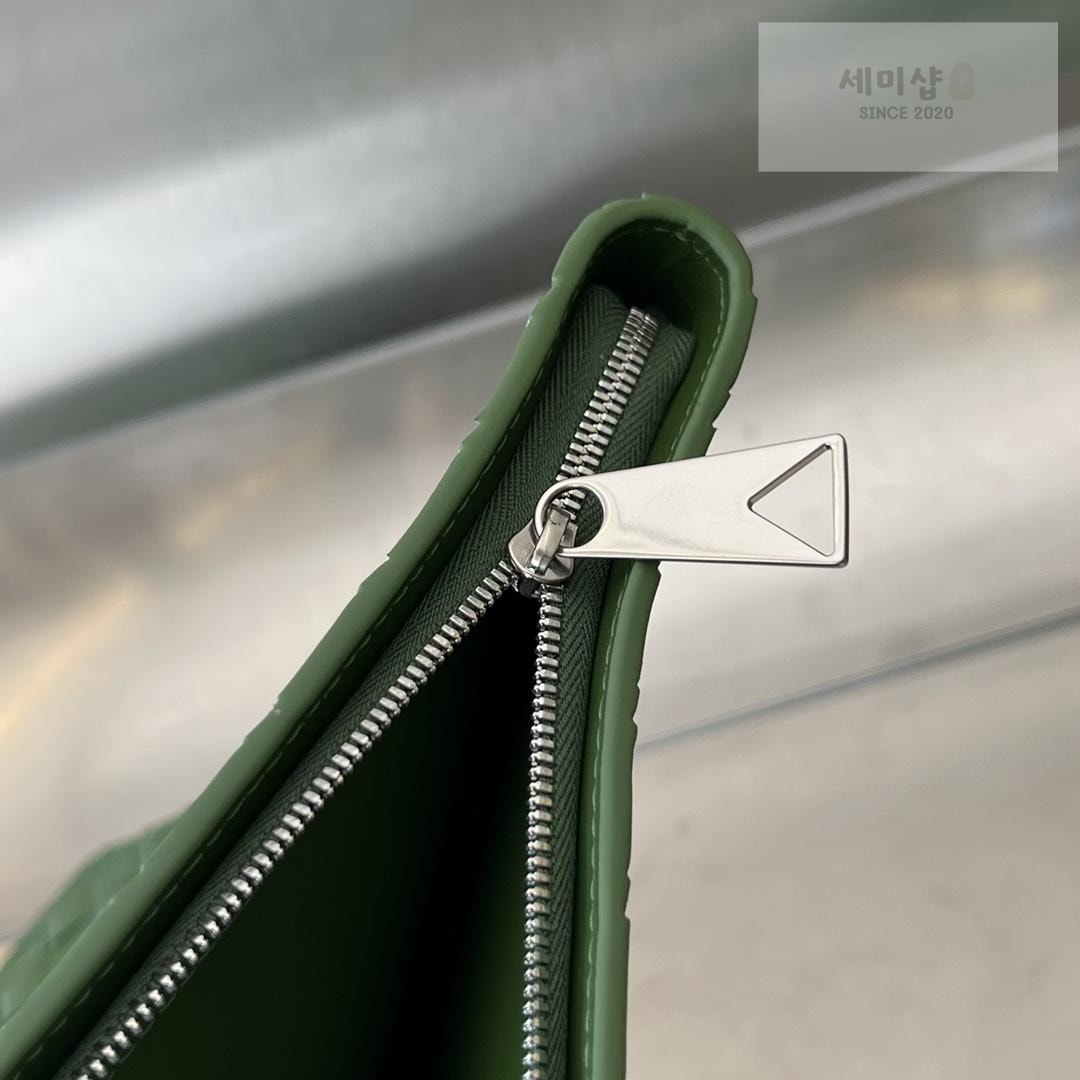 Bottega Veneta Bottega Veneta Intrecciato Half Zip Pouch Bag 49번 이미지