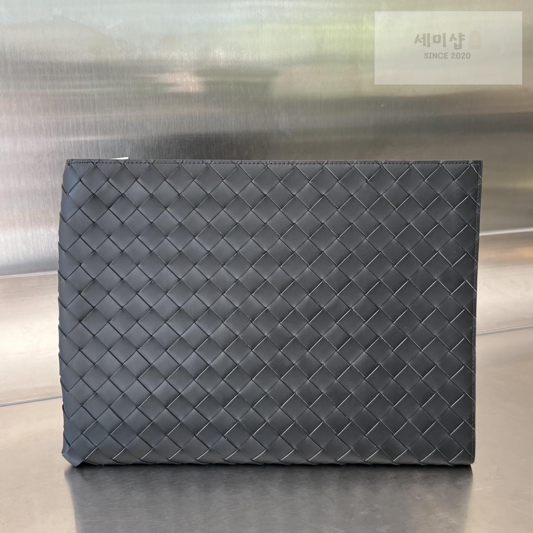 Bottega Veneta Bottega Veneta Intrecciato Half Zip Pouch Bag 42번 이미지