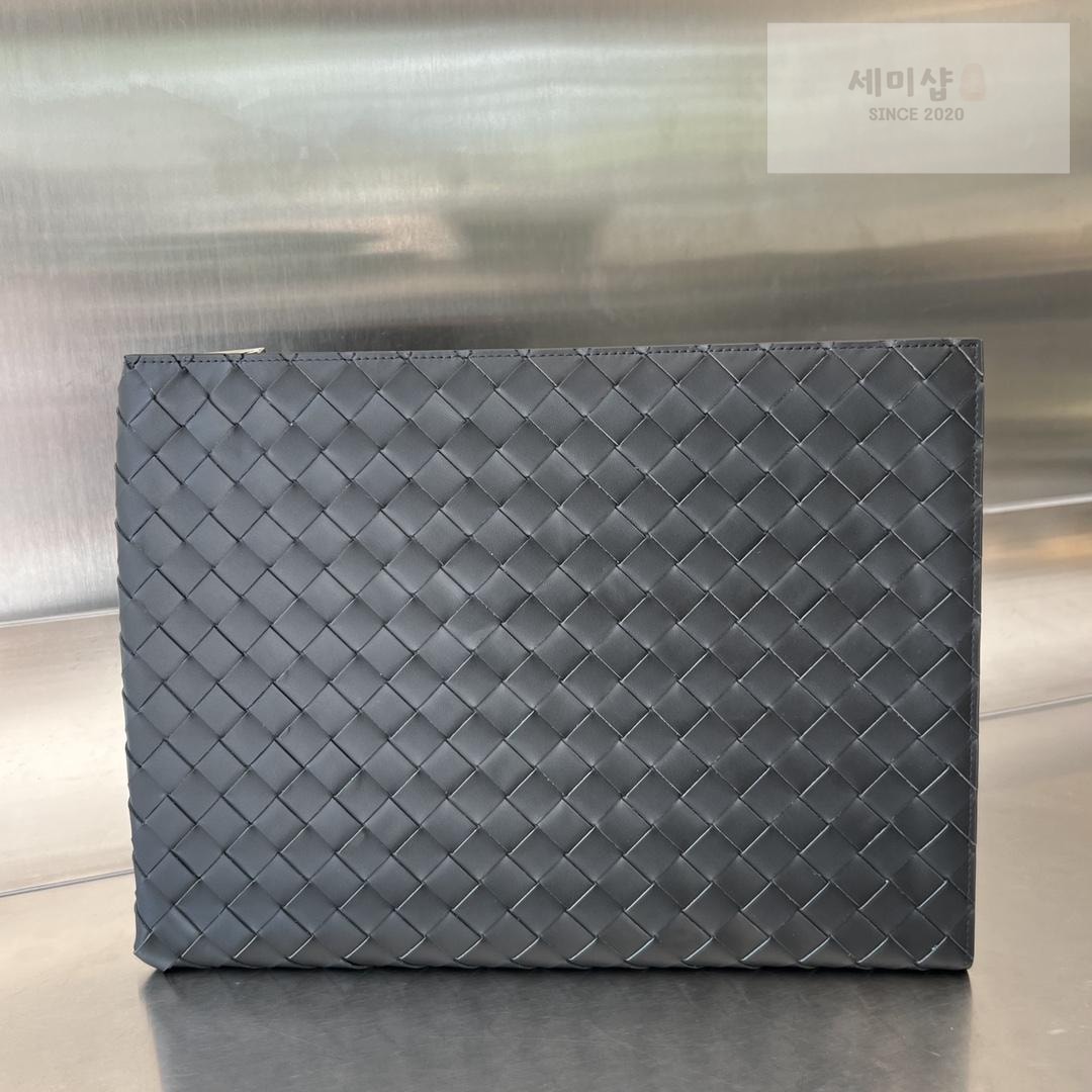 Bottega Veneta Bottega Veneta Intrecciato Half Zip Pouch Bag 34번 이미지