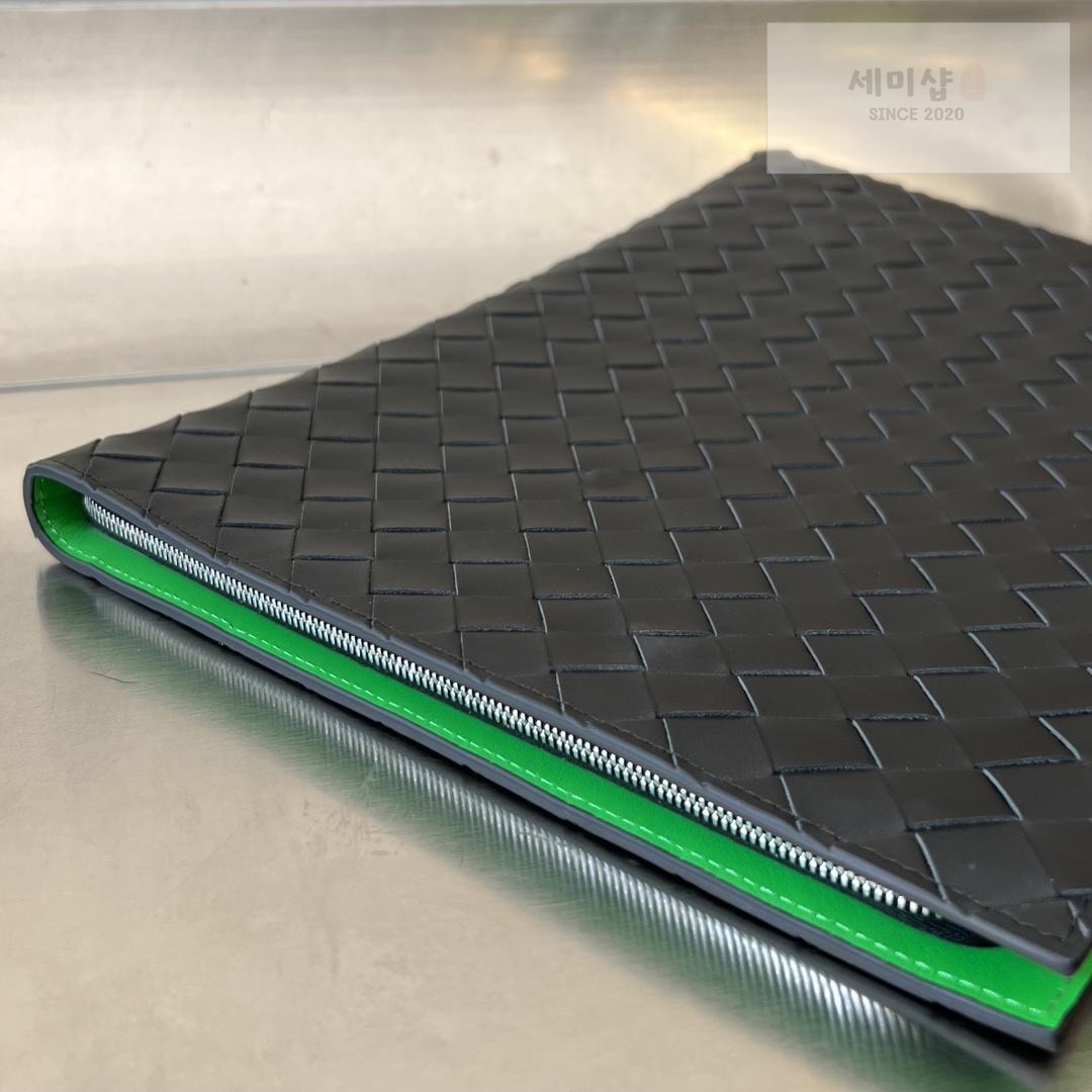 Bottega Veneta Bottega Veneta Intrecciato Half Zip Pouch Bag 36번 이미지