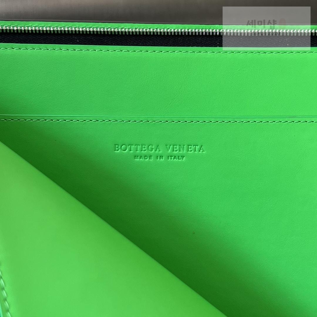 Bottega Veneta Bottega Veneta Intrecciato Half Zip Pouch Bag 38번 이미지