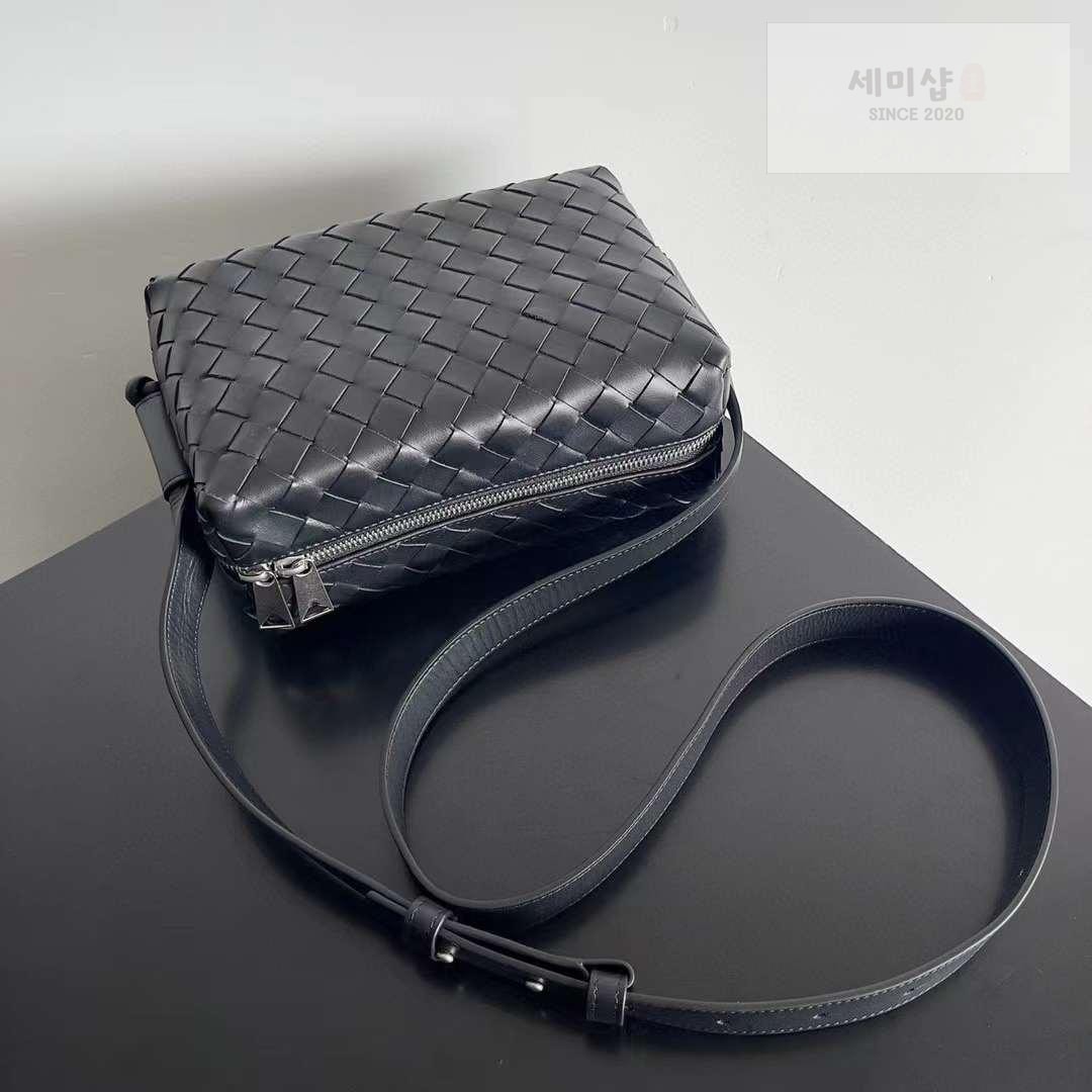 Bottega Veneta Bottega Veneta Intrecciato Loop Camera Bag 16번 이미지