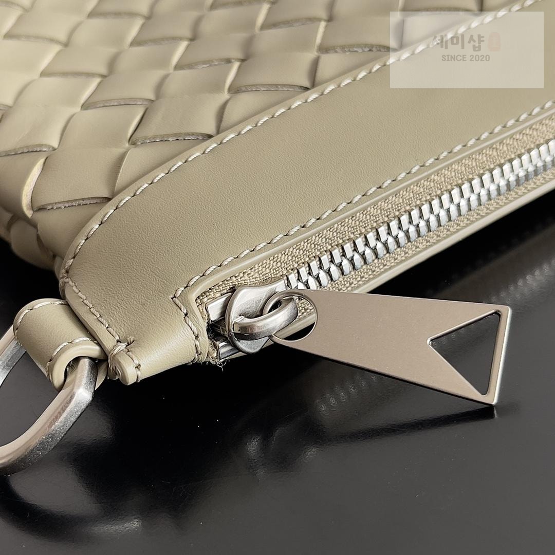 Bottega Veneta Bottega Veneta Intrecciato Zip Pouch Bag 22번 이미지