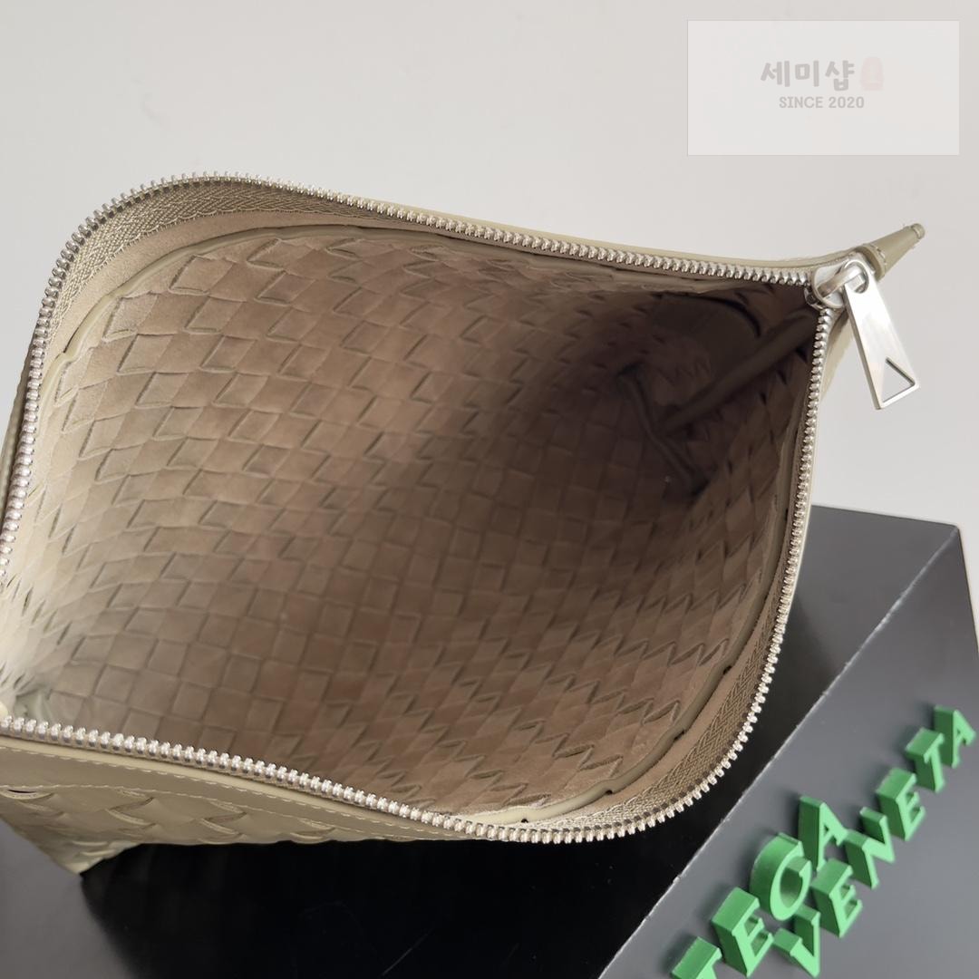 Bottega Veneta Bottega Veneta Intrecciato Zip Pouch Bag 12번 이미지