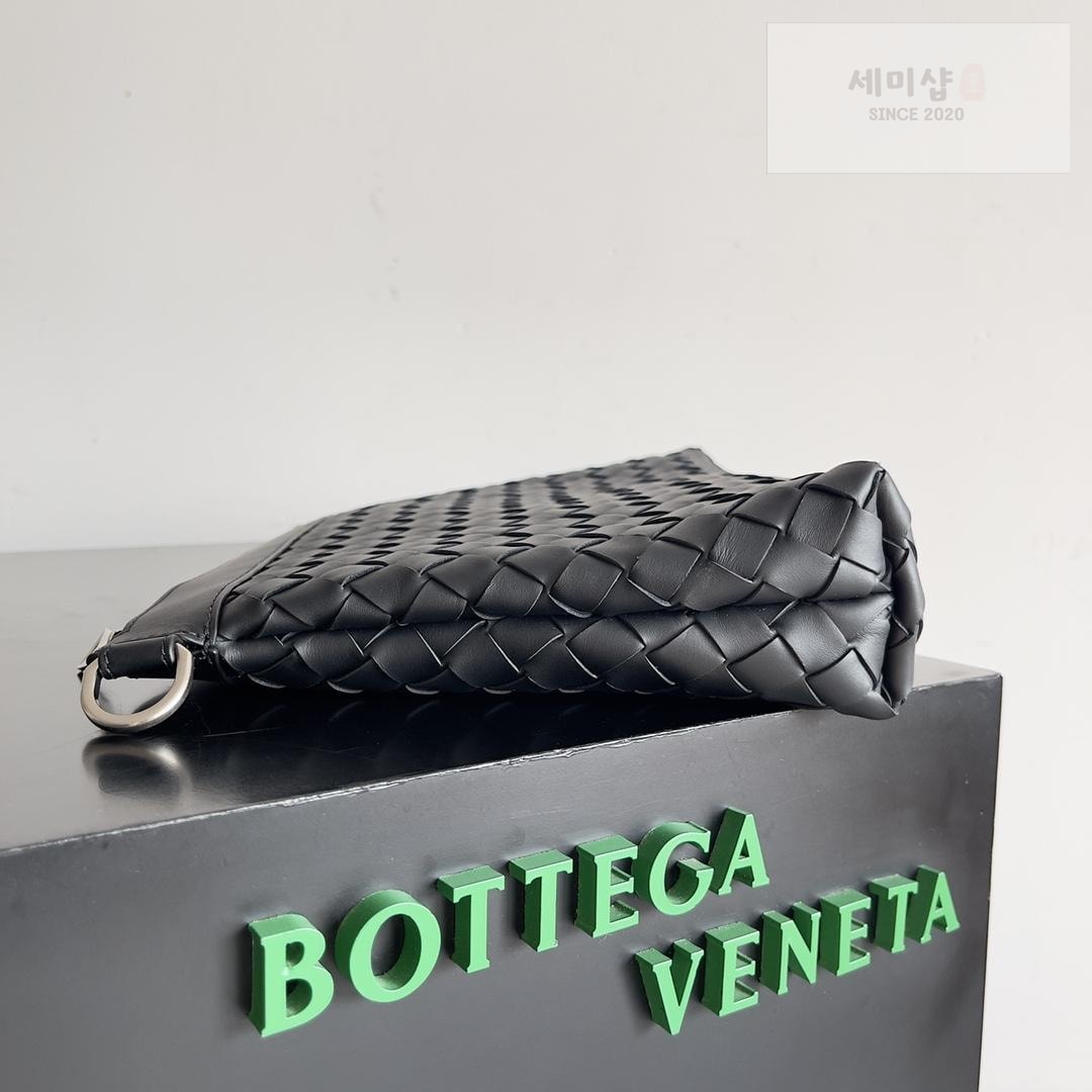 Bottega Veneta Bottega Veneta Intrecciato Zip Pouch Bag 28번 이미지