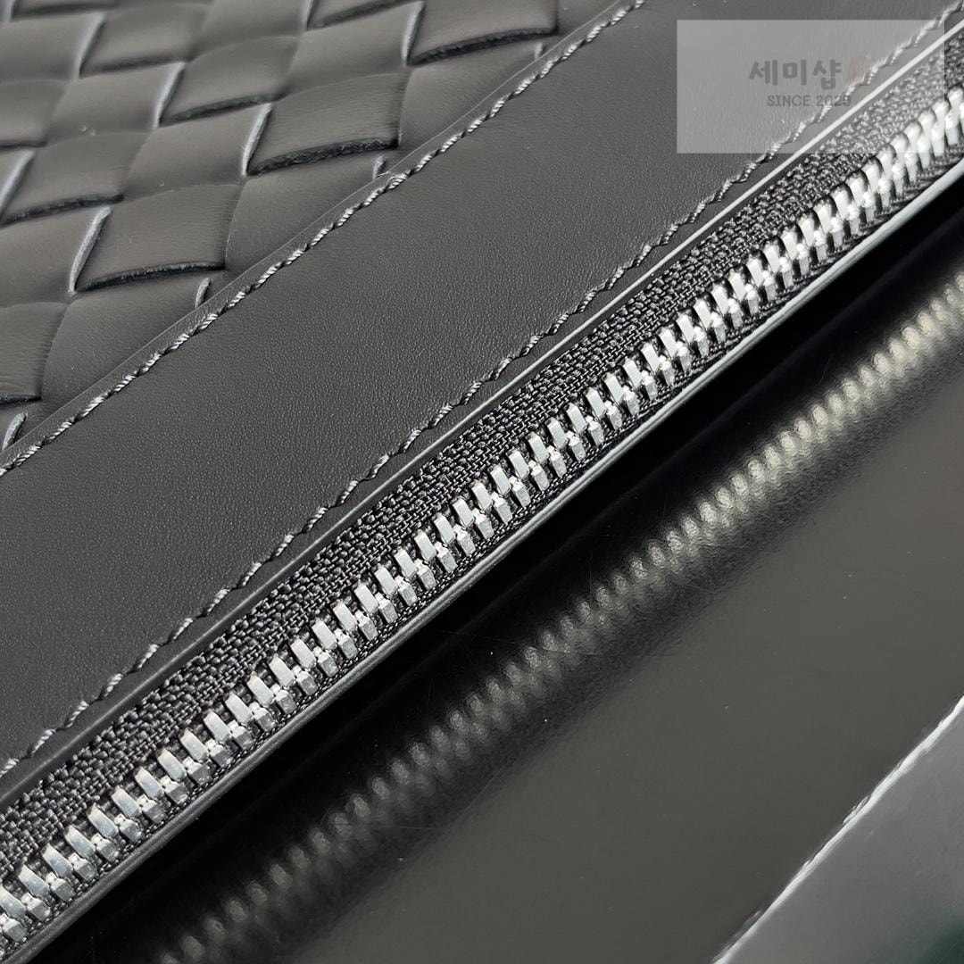 Bottega Veneta Bottega Veneta Intrecciato Zip Pouch Bag 27번 이미지