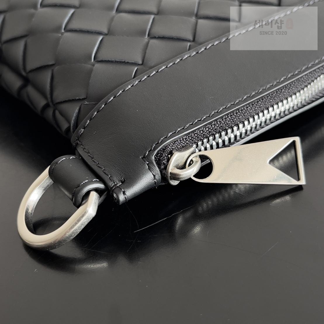 Bottega Veneta Bottega Veneta Intrecciato Zip Pouch Bag 31번 이미지
