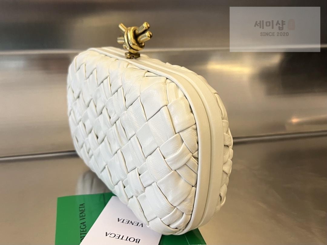 Bottega Veneta Bottega Veneta Knot Intrecio Leather Clutch Bag 2번 이미지