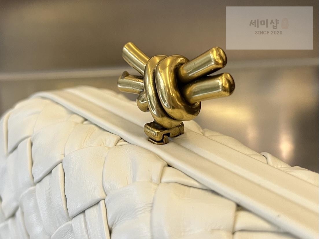 Bottega Veneta Bottega Veneta Knot Intrecio Leather Clutch Bag 3번 이미지