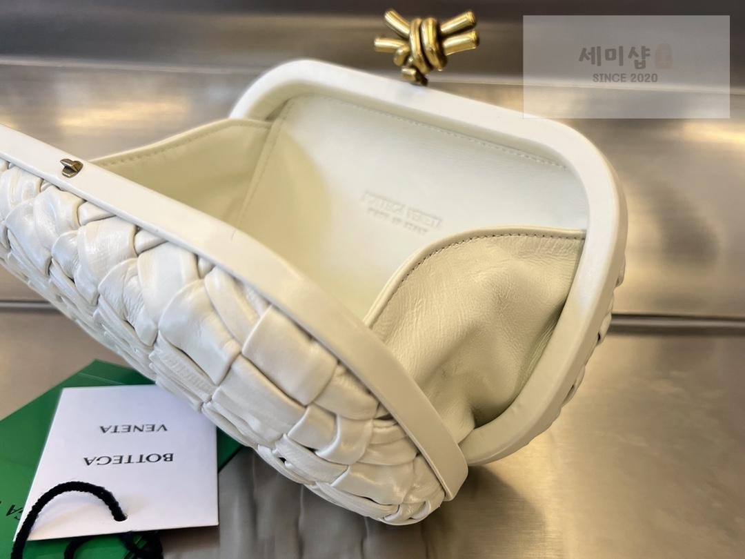 Bottega Veneta Bottega Veneta Knot Intrecio Leather Clutch Bag 5번 이미지