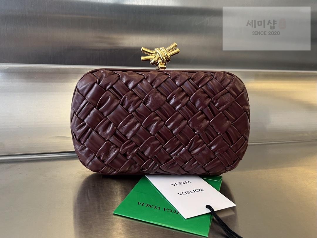 Bottega Veneta Bottega Veneta Knot Intrecio Leather Clutch Bag 6번 이미지