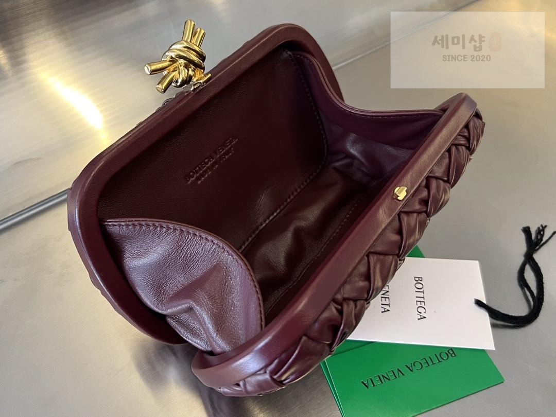 Bottega Veneta Bottega Veneta Knot Intrecio Leather Clutch Bag 10번 이미지