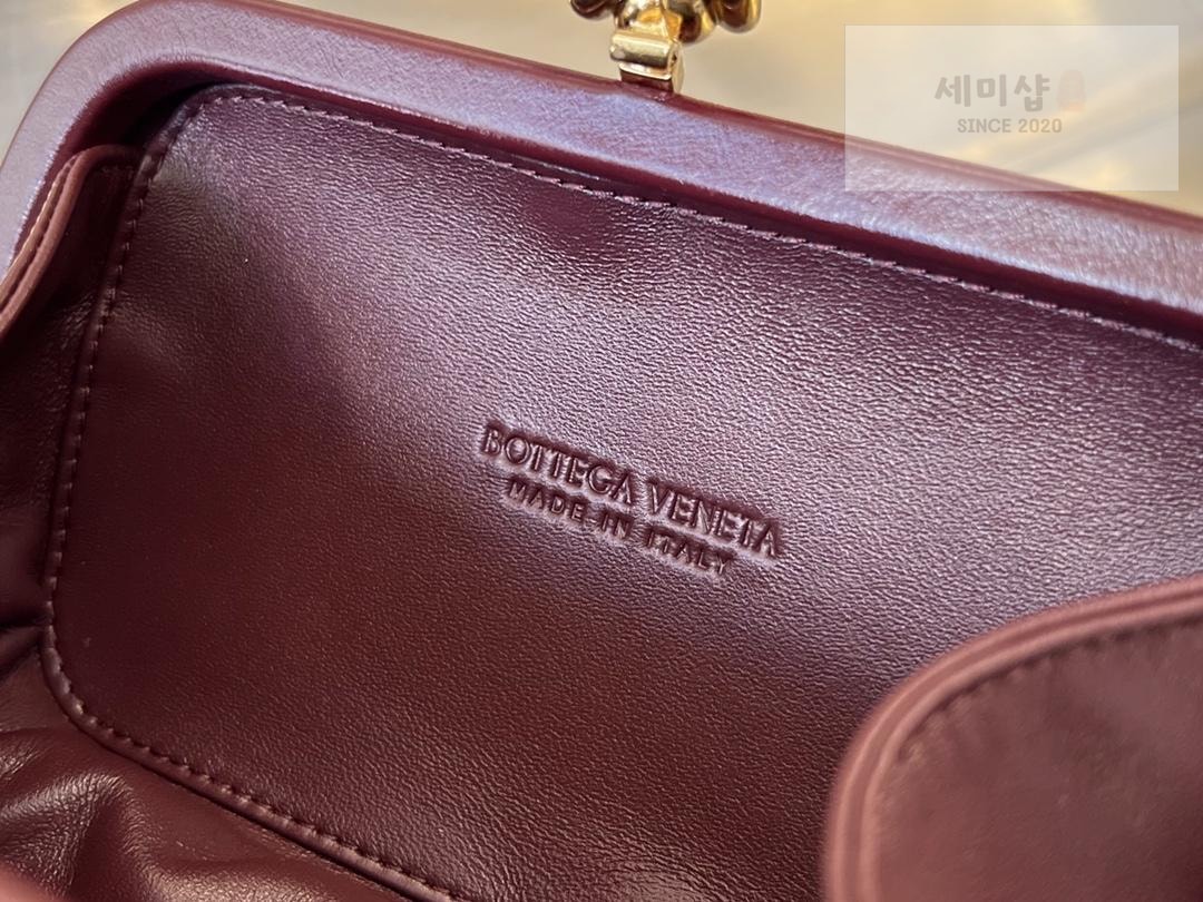 Bottega Veneta Bottega Veneta Knot Intrecio Leather Clutch Bag 21번 이미지