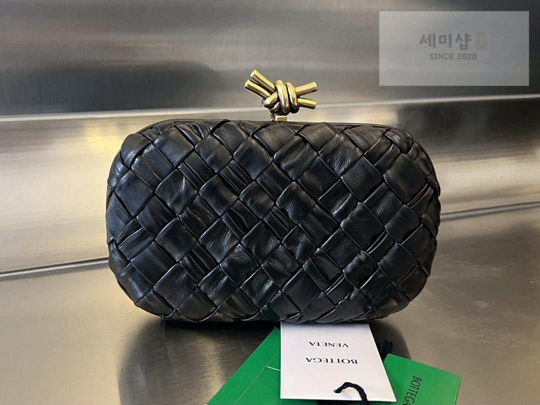 Bottega Veneta Bottega Veneta Knot Intrecio Leather Clutch Bag 12번 이미지