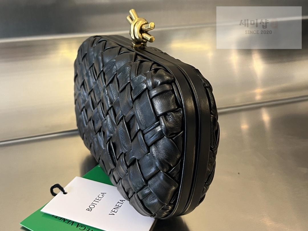 Bottega Veneta Bottega Veneta Knot Intrecio Leather Clutch Bag 13번 이미지