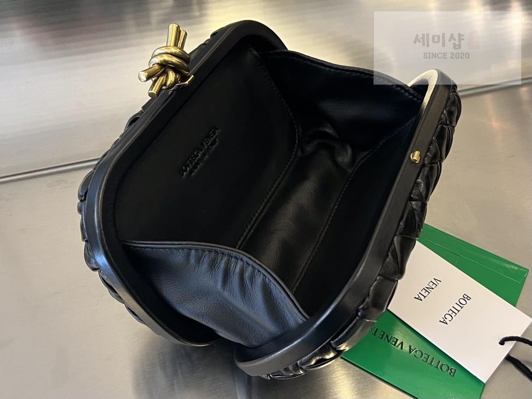 Bottega Veneta Bottega Veneta Knot Intrecio Leather Clutch Bag 16번 이미지