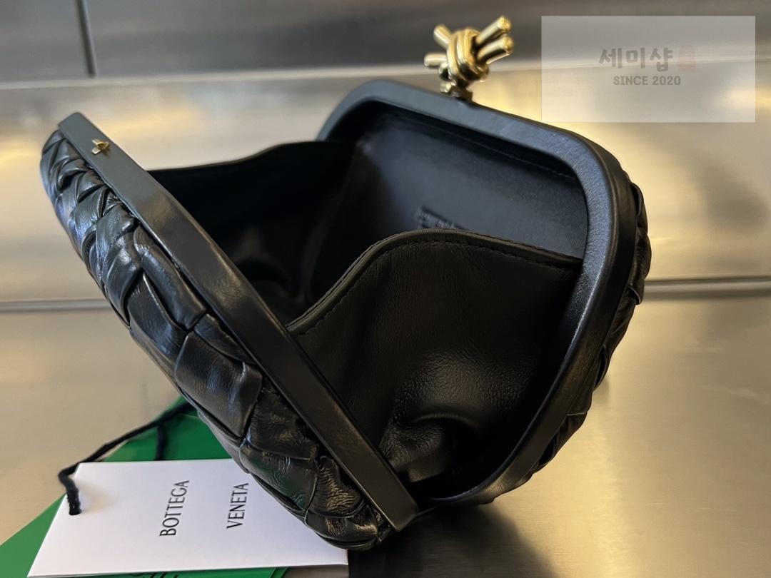 Bottega Veneta Bottega Veneta Knot Intrecio Leather Clutch Bag 20번 이미지
