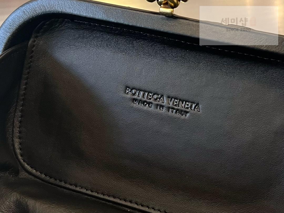 Bottega Veneta Bottega Veneta Knot Intrecio Leather Clutch Bag 17번 이미지