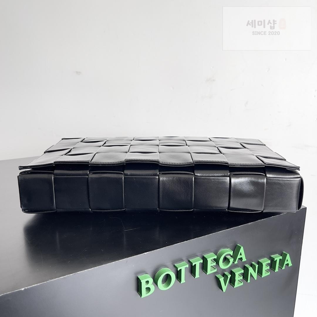 Bottega Veneta Bottega Veneta Maxi Cassette Bag 4번 이미지