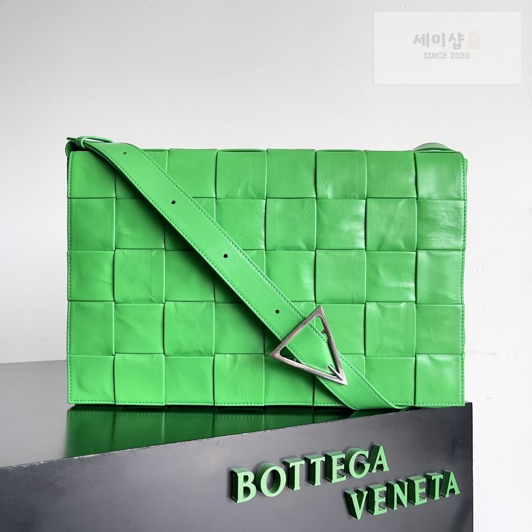 Bottega Veneta Bottega Veneta Maxi Cassette Bag 17번 이미지