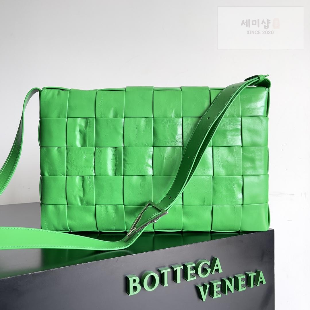 Bottega Veneta Bottega Veneta Maxi Cassette Bag 23번 이미지