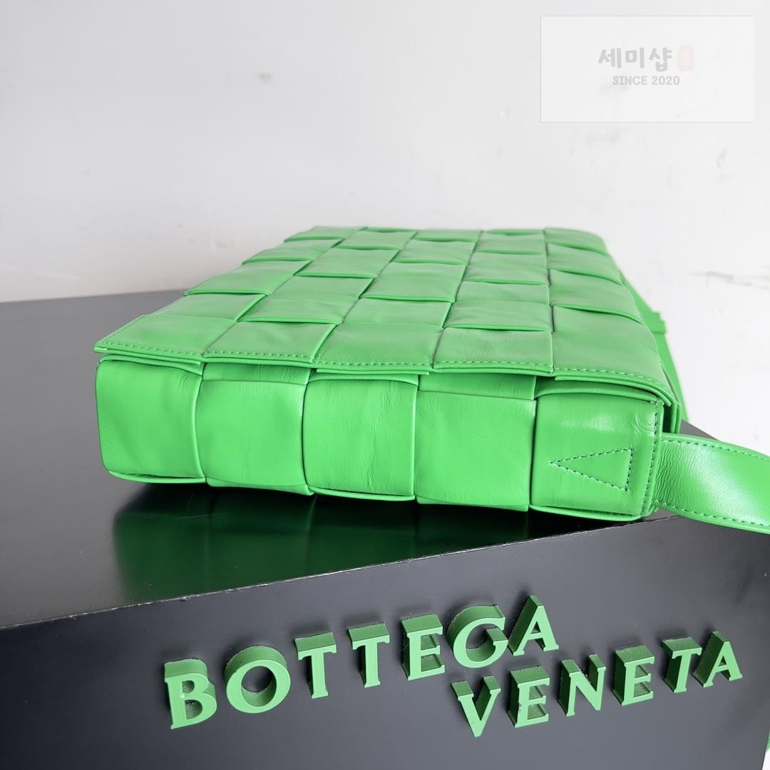 Bottega Veneta Bottega Veneta Maxi Cassette Bag 24번 이미지