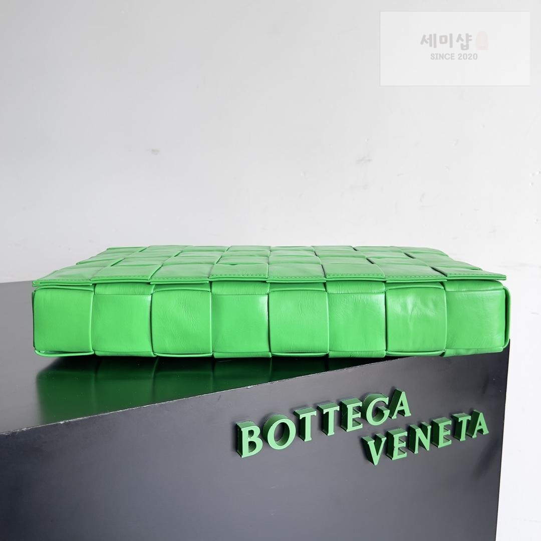 Bottega Veneta Bottega Veneta Maxi Cassette Bag 18번 이미지