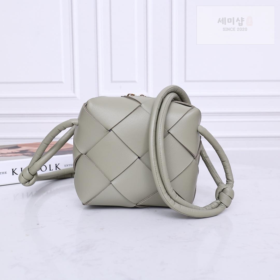 Bottega Veneta Bottega Veneta Mini Cassette Camera Bag Bag 14번 이미지