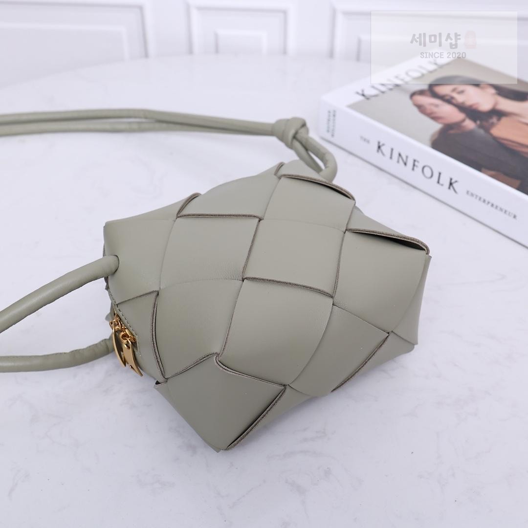 Bottega Veneta Bottega Veneta Mini Cassette Camera Bag Bag 16번 이미지