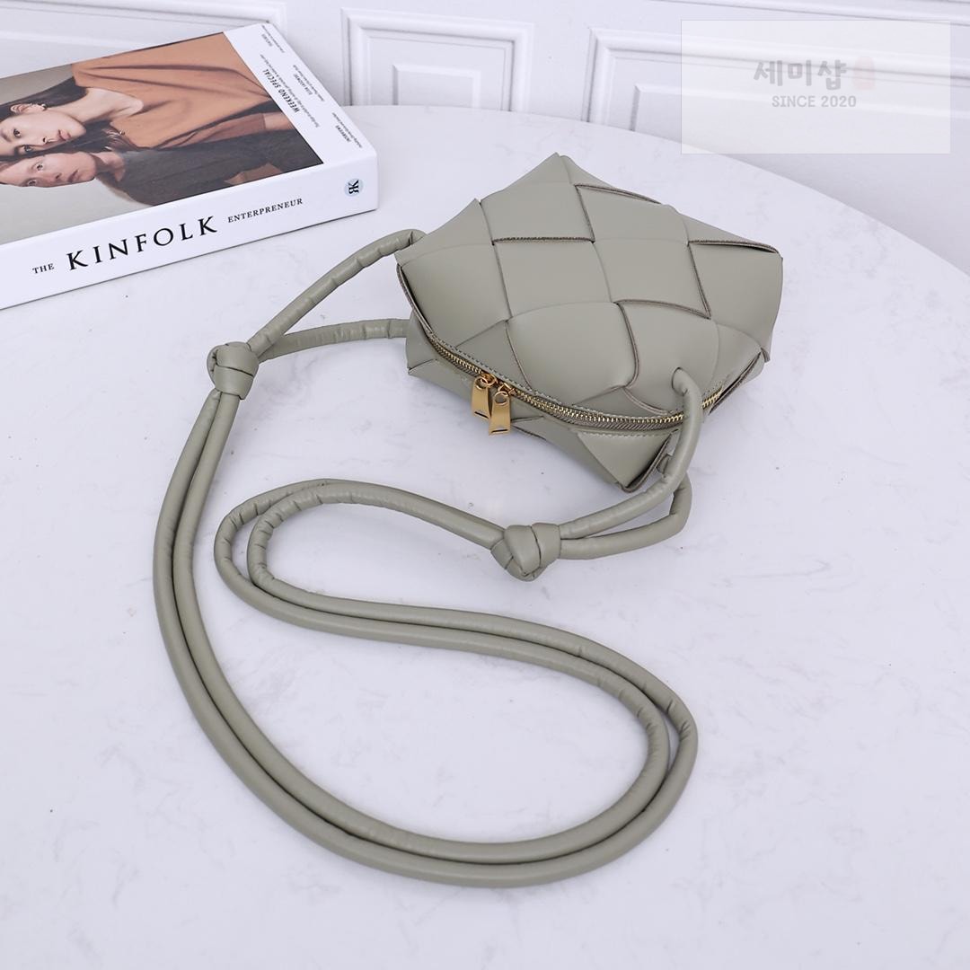 Bottega Veneta Bottega Veneta Mini Cassette Camera Bag Bag 17번 이미지