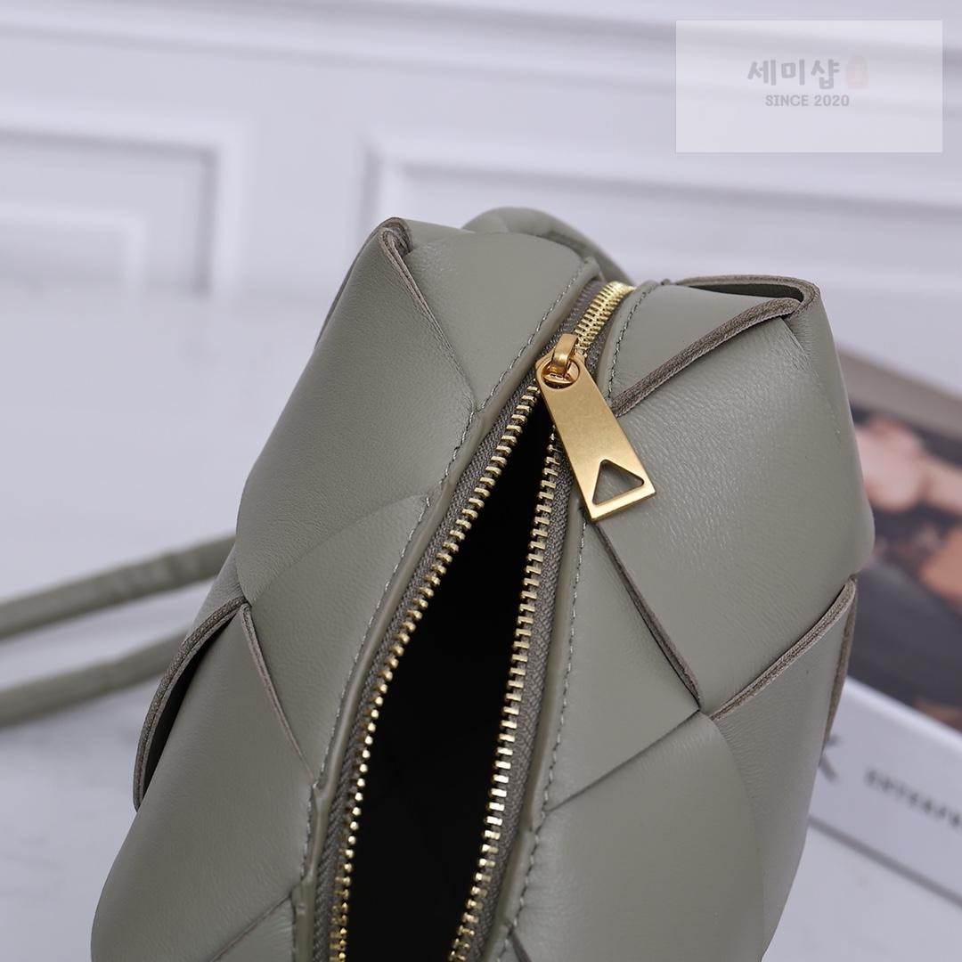 Bottega Veneta Bottega Veneta Mini Cassette Camera Bag Bag 18번 이미지