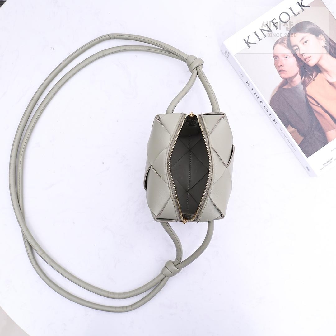 Bottega Veneta Bottega Veneta Mini Cassette Camera Bag Bag 19번 이미지