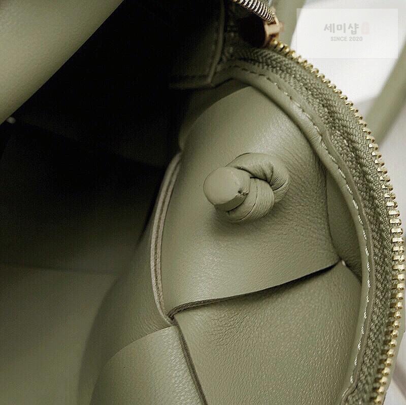 Bottega Veneta Bottega Veneta Mini Cassette Camera Bag Bag 20번 이미지