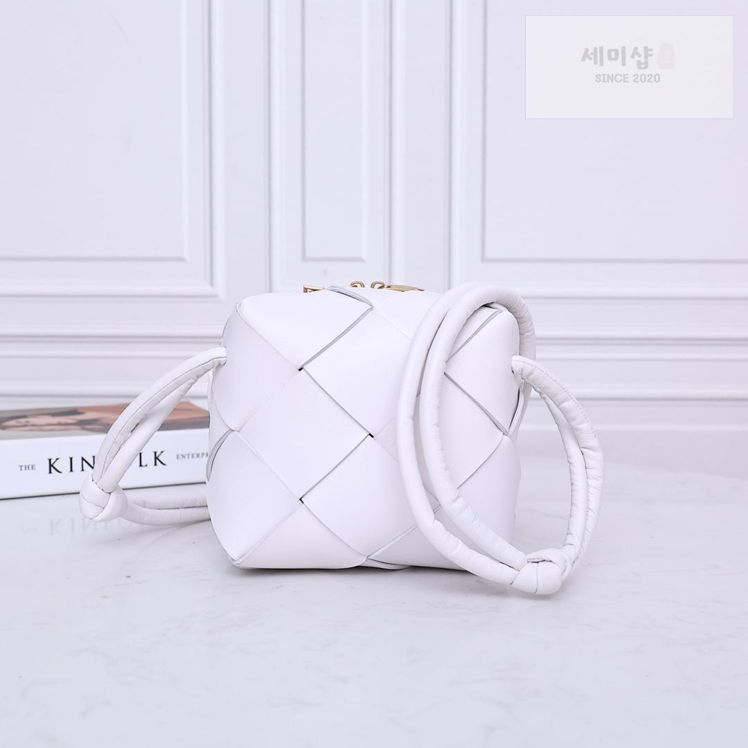 Bottega Veneta Bottega Veneta Mini Cassette Camera Bag Bag 22번 이미지