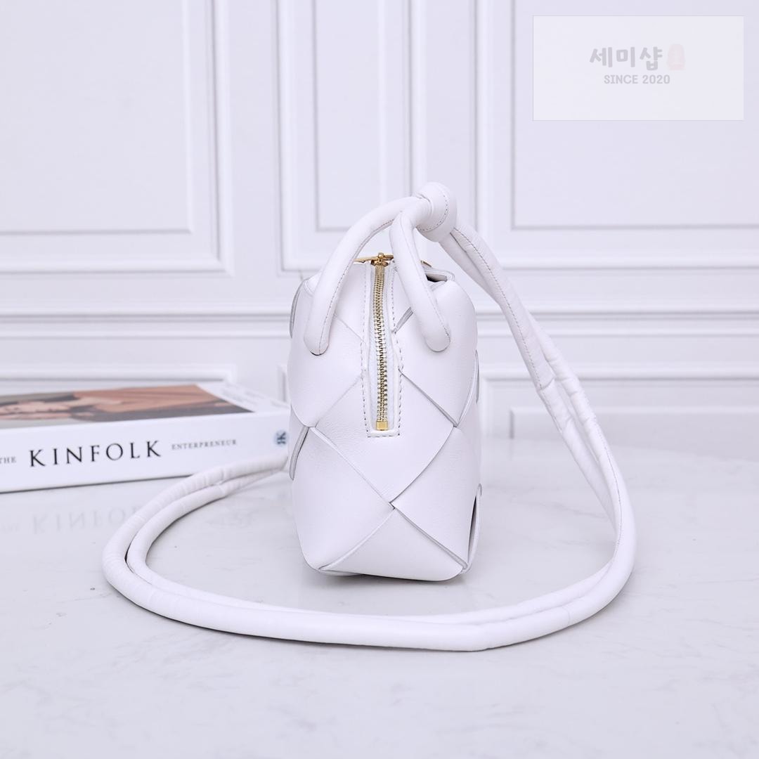 Bottega Veneta Bottega Veneta Mini Cassette Camera Bag Bag 23번 이미지