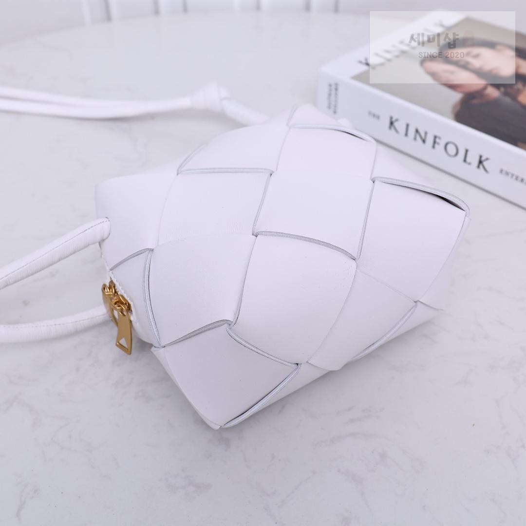 Bottega Veneta Bottega Veneta Mini Cassette Camera Bag Bag 24번 이미지
