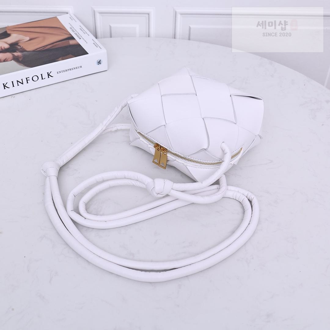 Bottega Veneta Bottega Veneta Mini Cassette Camera Bag Bag 70번 이미지