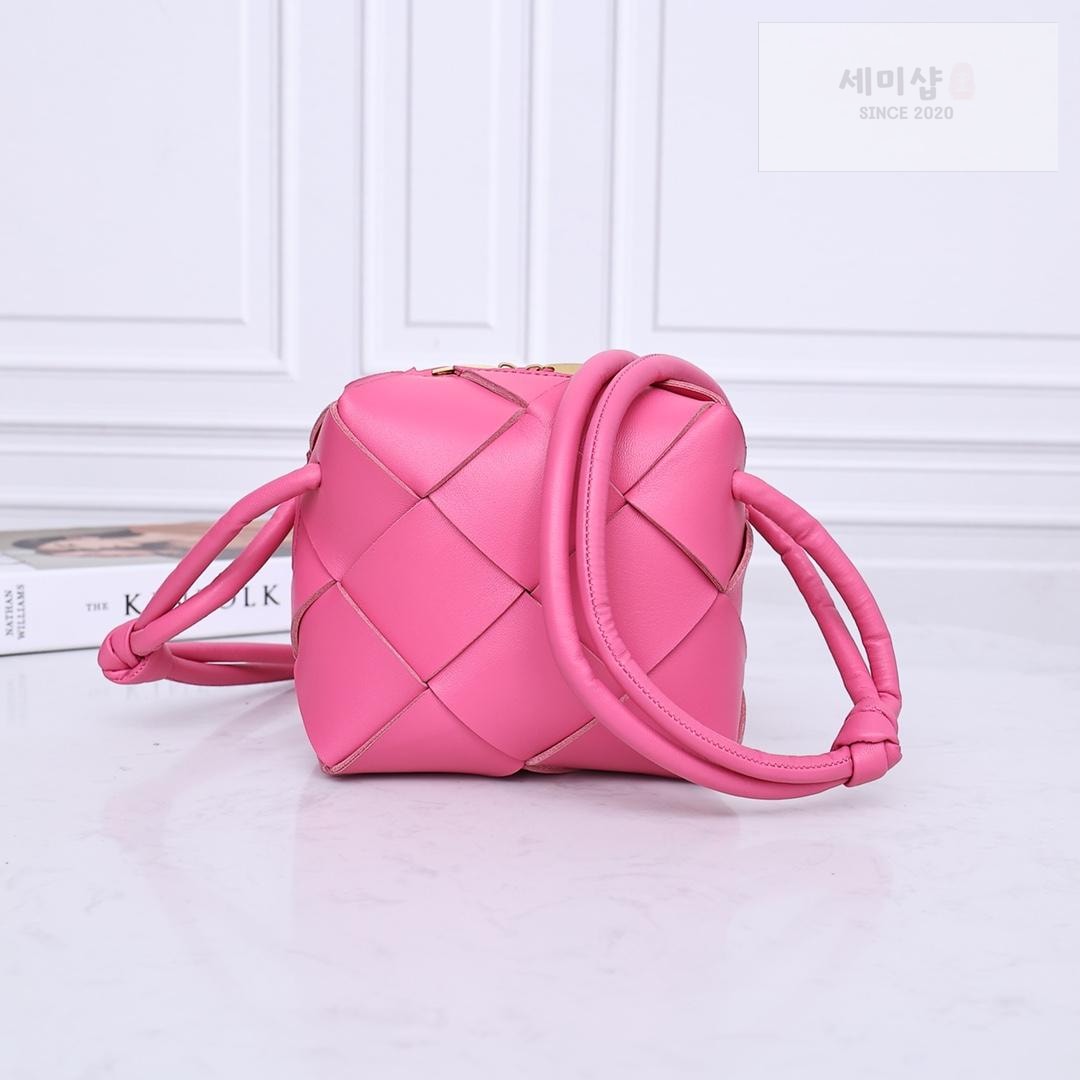 Bottega Veneta Bottega Veneta Mini Cassette Camera Bag Bag 34번 이미지