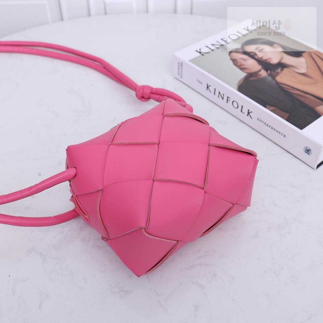 Bottega Veneta Bottega Veneta Mini Cassette Camera Bag Bag 71번 이미지