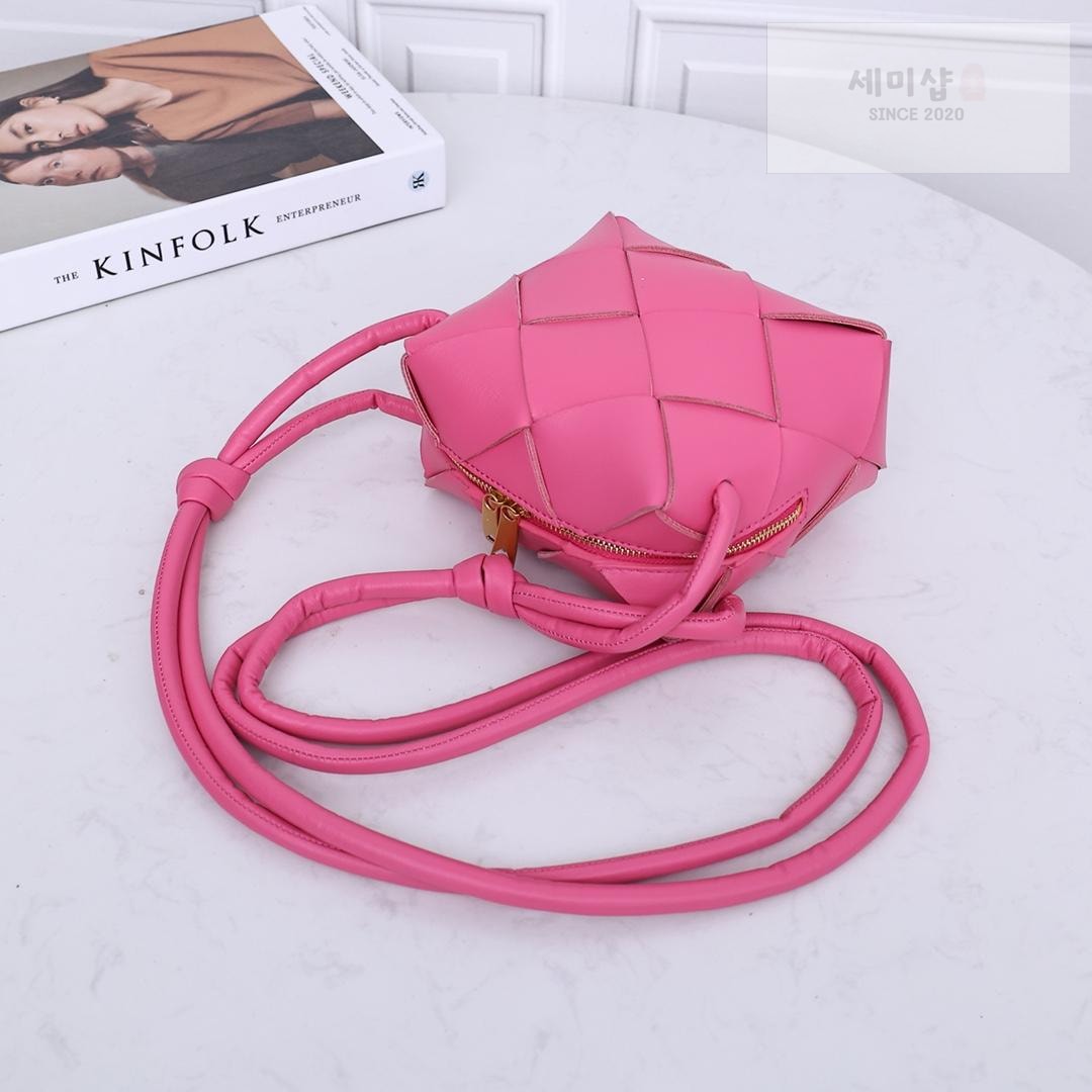 Bottega Veneta Bottega Veneta Mini Cassette Camera Bag Bag 69번 이미지