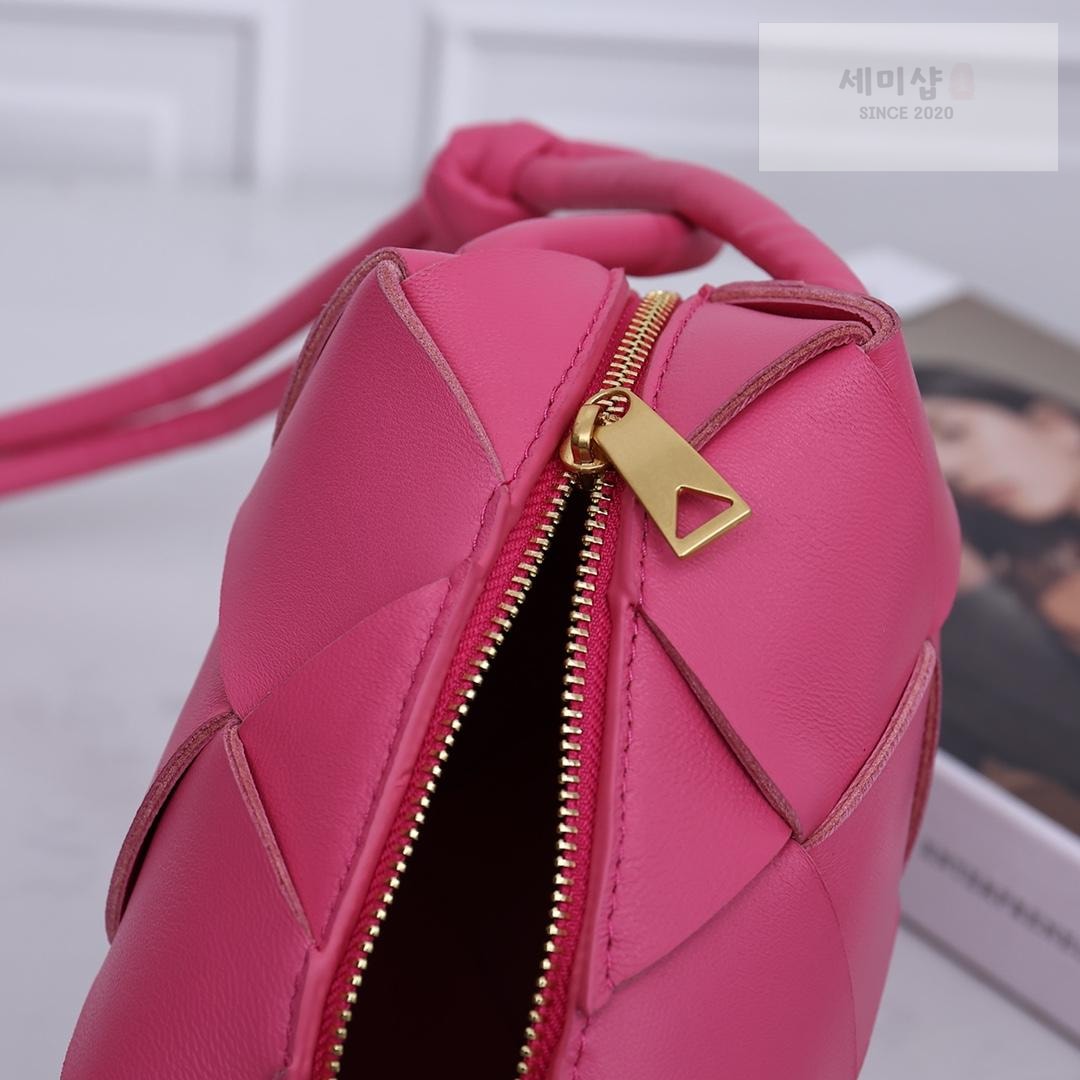 Bottega Veneta Bottega Veneta Mini Cassette Camera Bag Bag 67번 이미지