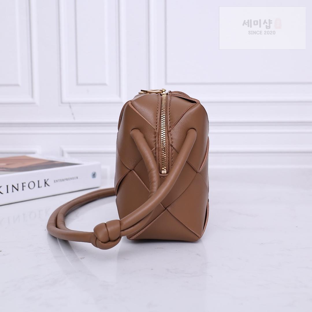 Bottega Veneta Bottega Veneta Mini Cassette Camera Bag Bag 40번 이미지