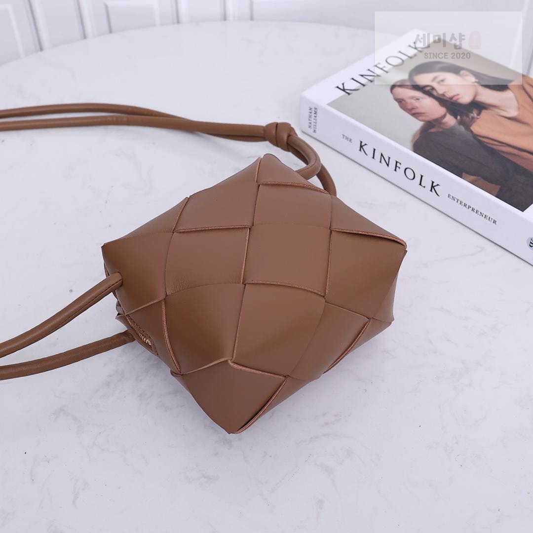 Bottega Veneta Bottega Veneta Mini Cassette Camera Bag Bag 63번 이미지