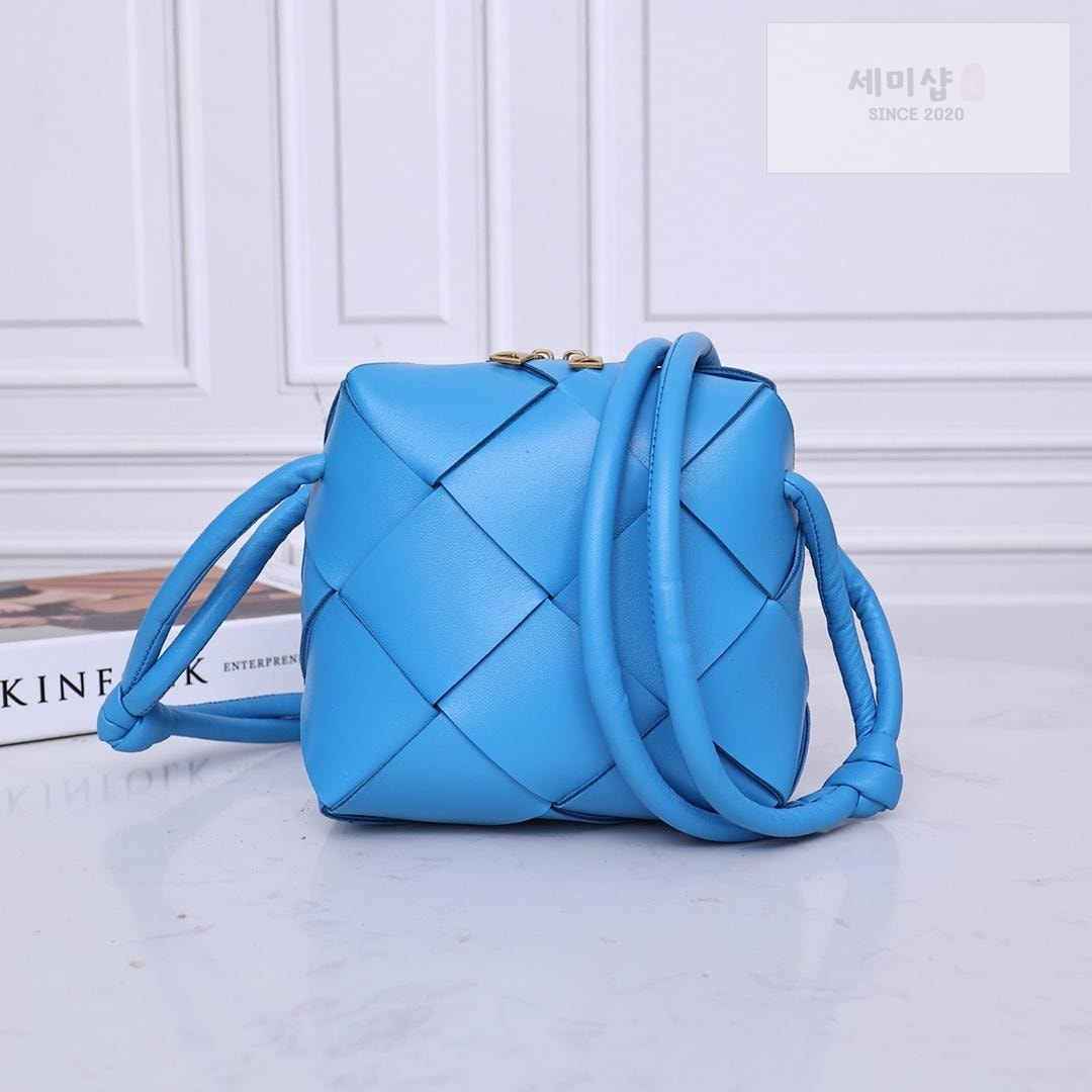 Bottega Veneta Bottega Veneta Mini Cassette Camera Bag Bag 45번 이미지