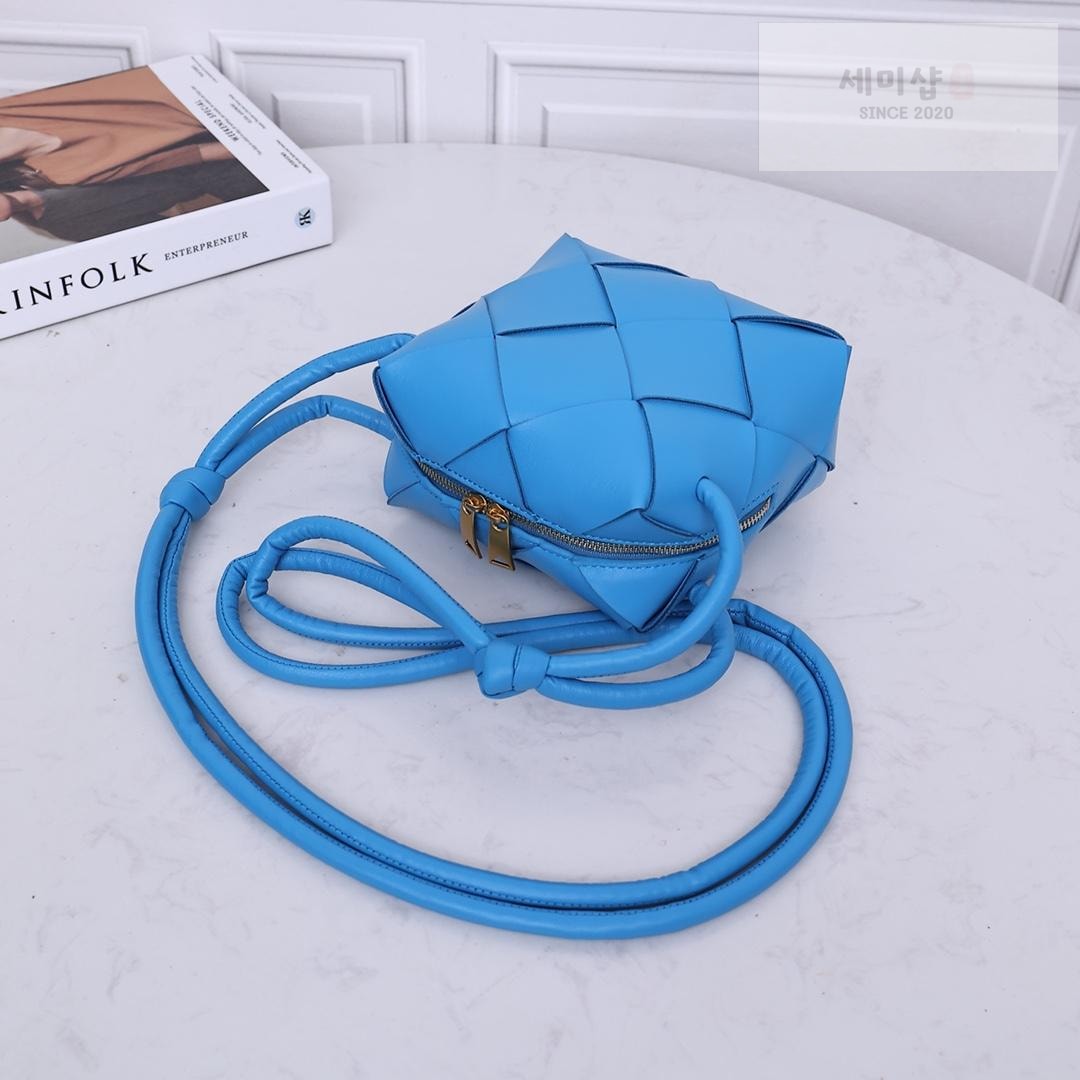 Bottega Veneta Bottega Veneta Mini Cassette Camera Bag Bag 48번 이미지