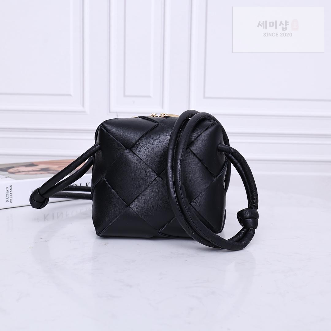 Bottega Veneta Bottega Veneta Mini Cassette Camera Bag Bag 52번 이미지
