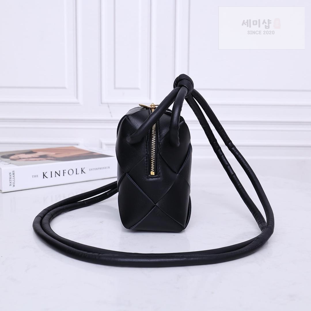 Bottega Veneta Bottega Veneta Mini Cassette Camera Bag Bag 53번 이미지